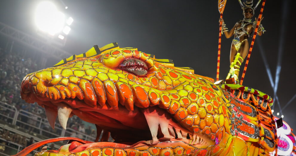 Desfile sobre força da mulher negra leva o título no Carnaval do Rio de Janeiro